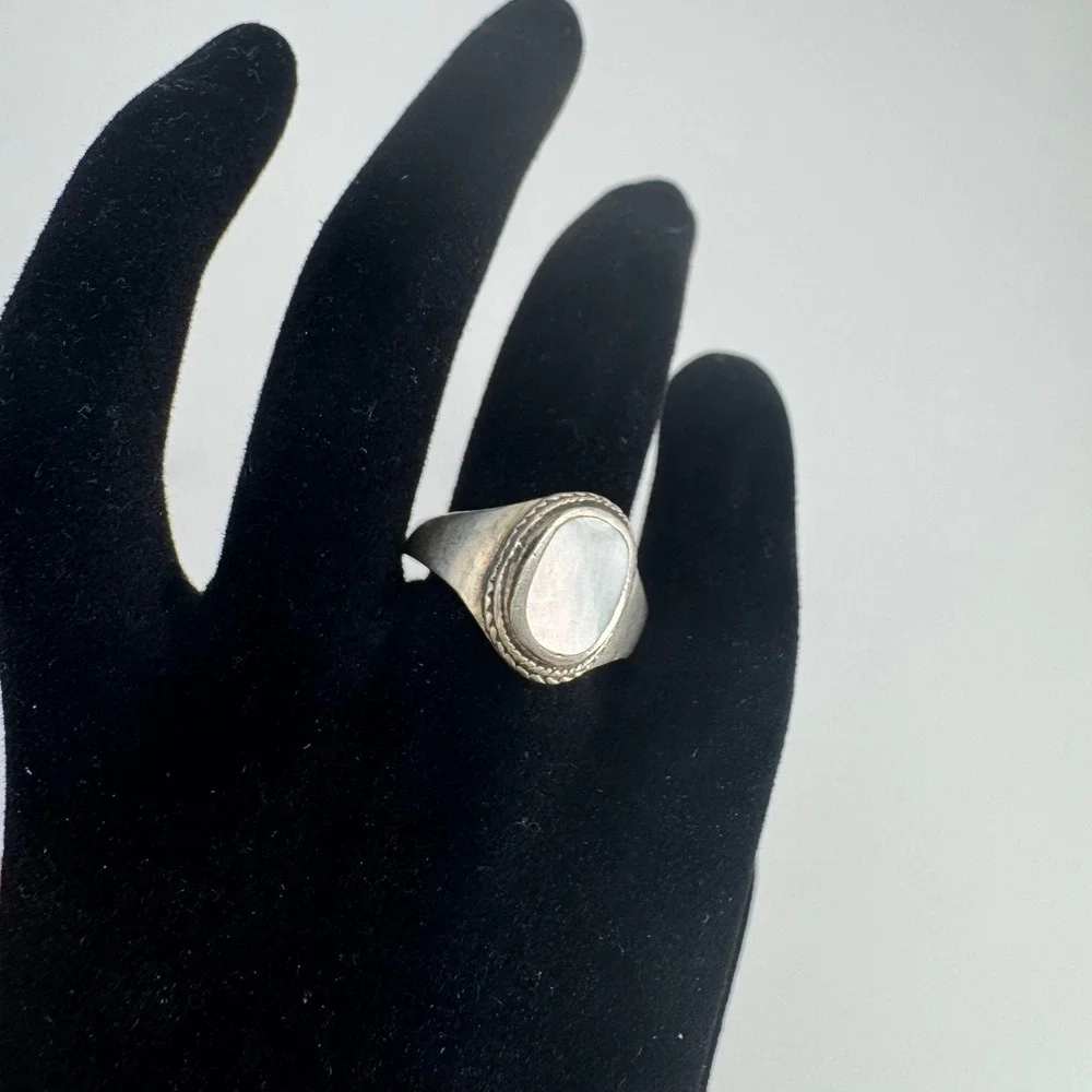 Vintage Oval Mother of Pearl 925 Silver Signet Ring